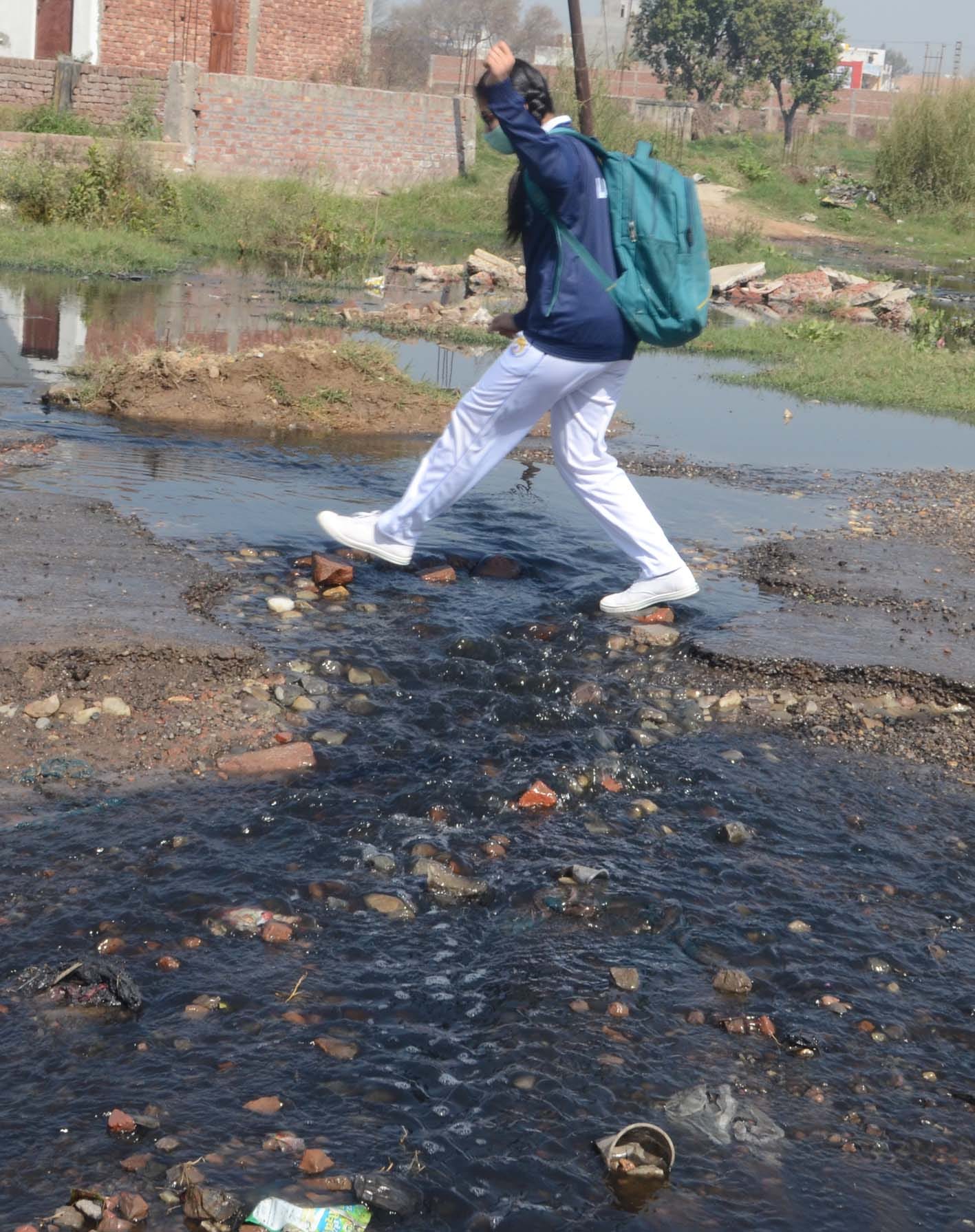 बागपत के पुराना कस्बा बाइपास स्थित जामिया अरबिया अनवारूल कुरान मदरसे के बाहर शुगर मिल के दूषित प बागपत के पुराना कस्बा बाइपास स्थित जामिया अरबिया अनवारूल कुरान मदरसे के बाहर शुगर मिल के दूषित प