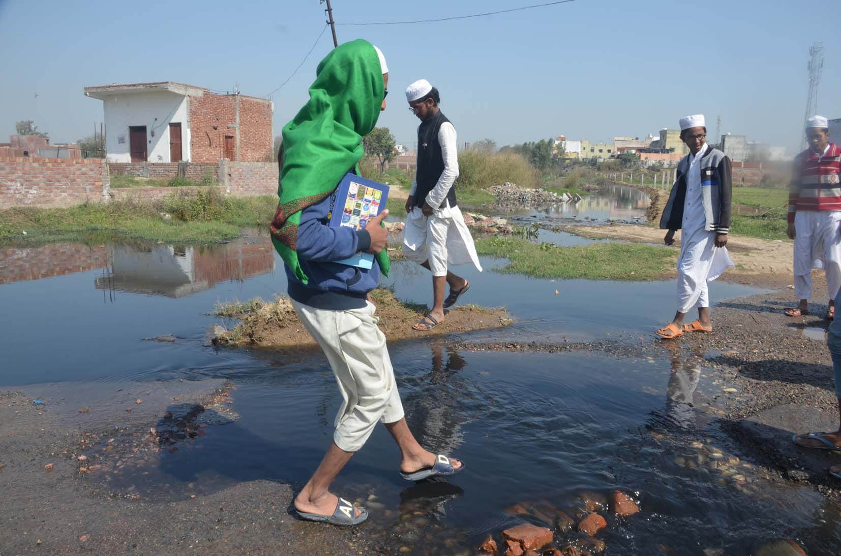 बागपत के पुराना कस्बा बाइपास स्थित जामिया अरबिया अनवारूल कुरान मदरसे के बाहर शुगर मिल के दूषित प बागपत के पुराना कस्बा बाइपास स्थित जामिया अरबिया अनवारूल कुरान मदरसे के बाहर शुगर मिल के दूषित प
