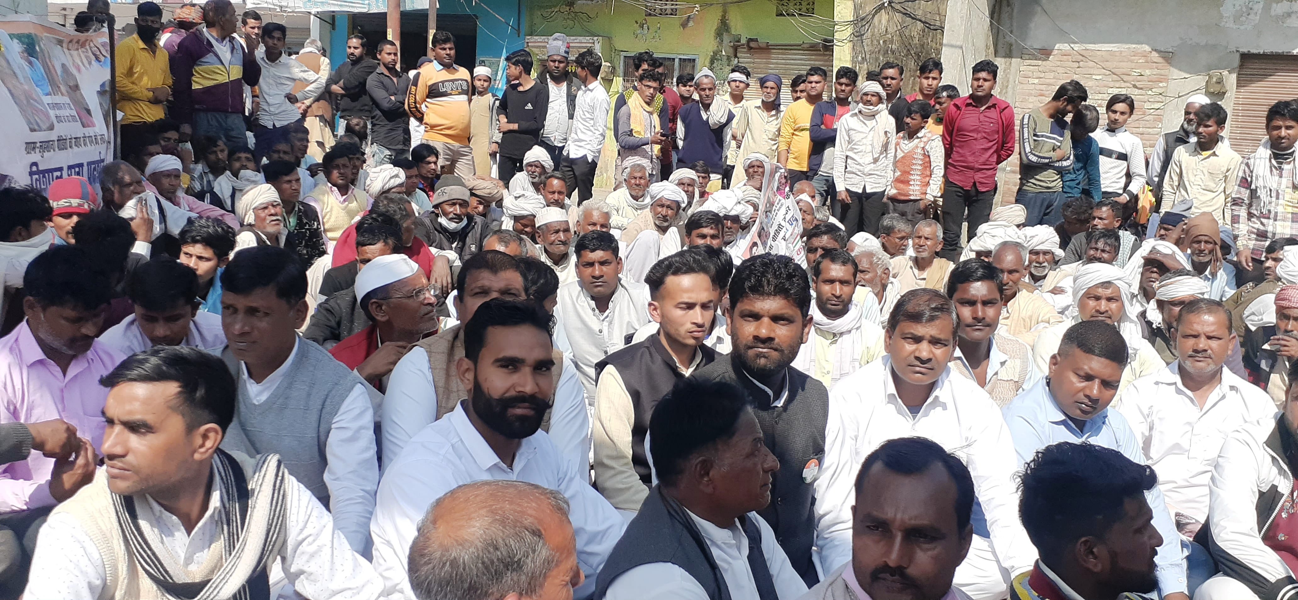 बुढ़ाना में कोतवाली के गेट पर धरने पर बैठे कश्यप समाज के लोग। बुढ़ाना में कोतवाली के गेट पर धरने पर बैठे कश्यप समाज के लोग।