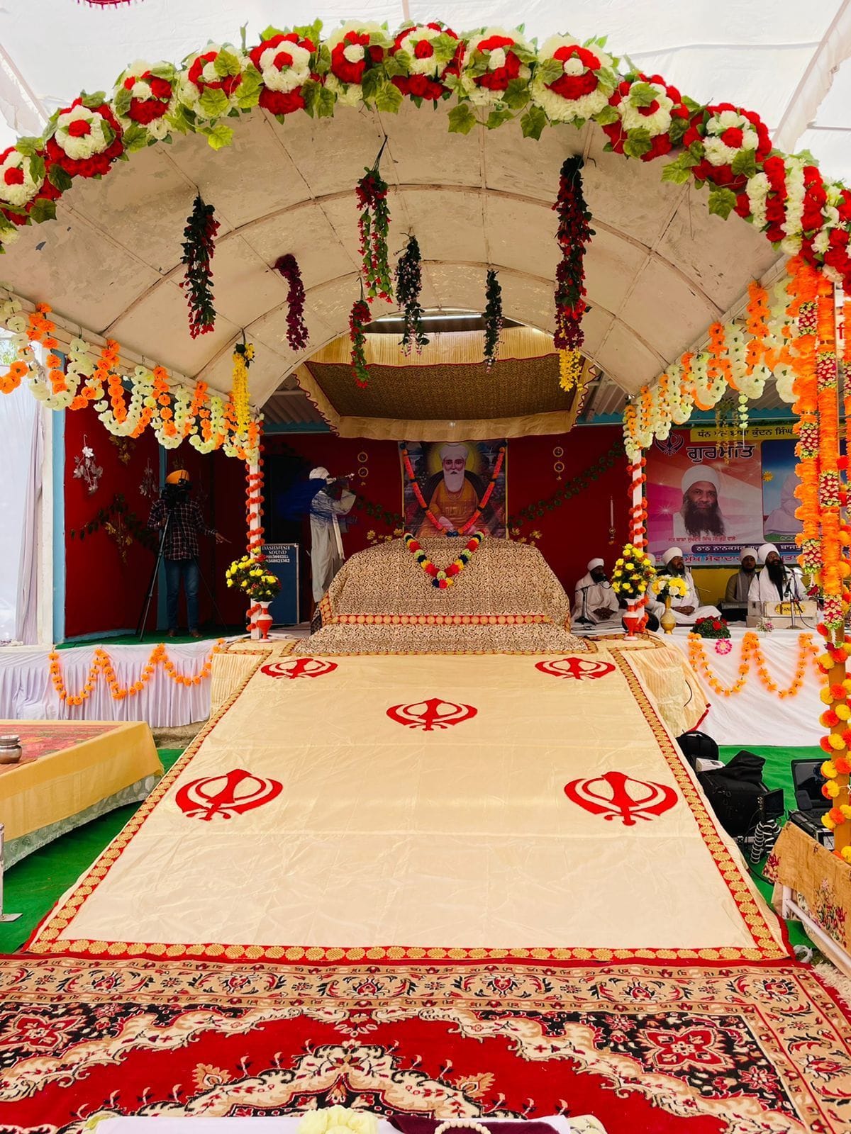 बाजपुर के गांव गजरौला स्थित नानकसर ठाठ में सजाए गए दीवान साहिब। बाजपुर के गांव गजरौला स्थित नानकसर ठाठ में सजाए गए दीवान साहिब।