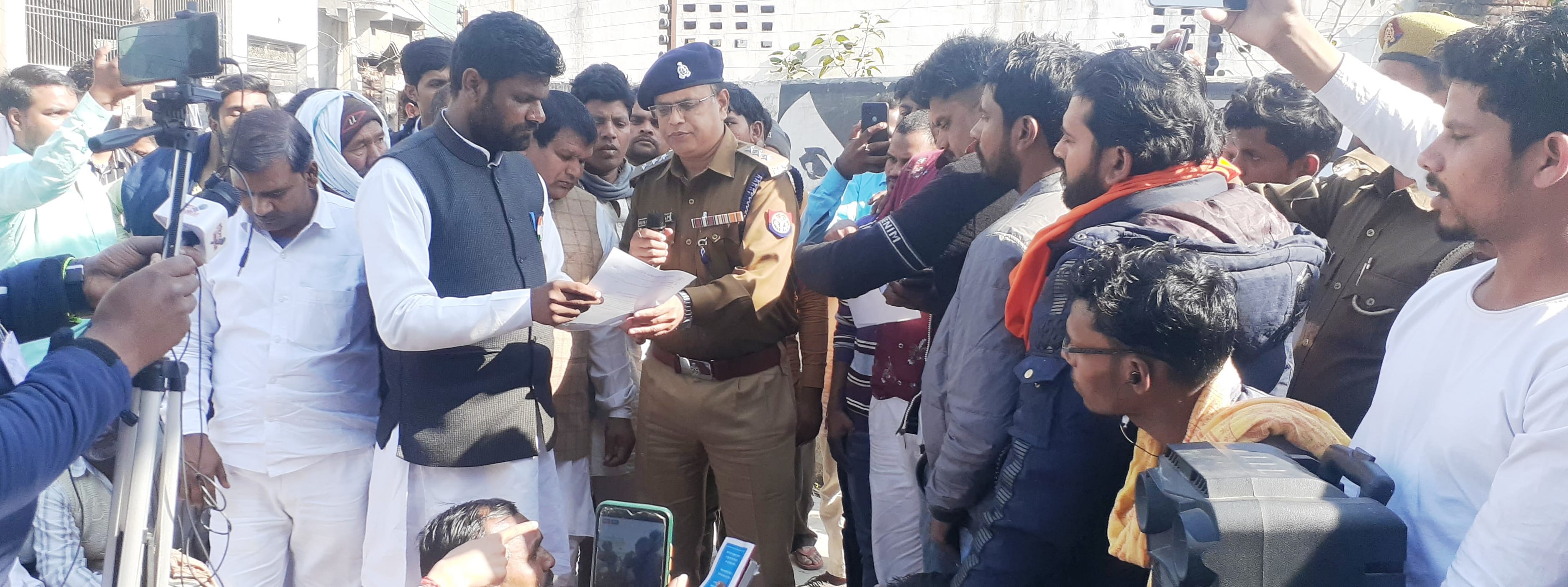 बुढ़ाना कोतवाली में कश्यप समाज के लोगों के साथ सीओ को ज्ञापन देते कांग्रेस नेता देवेंद्र कश्यप। बुढ़ाना कोतवाली में कश्यप समाज के लोगों के साथ सीओ को ज्ञापन देते कांग्रेस नेता देवेंद्र कश्यप।