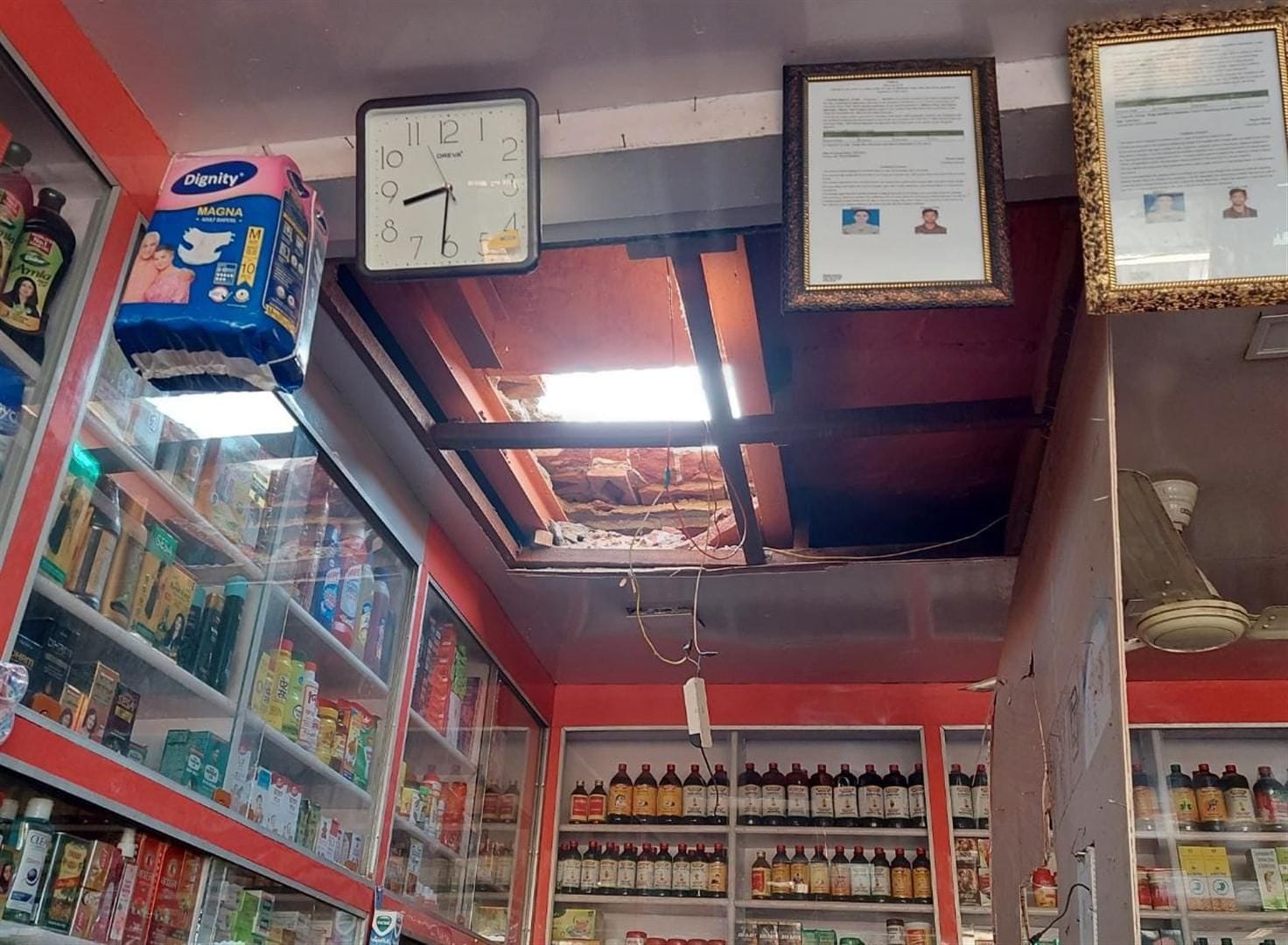 चोरों द्वारा काटी गई दुकान की छत। चोरों द्वारा काटी गई दुकान की छत।