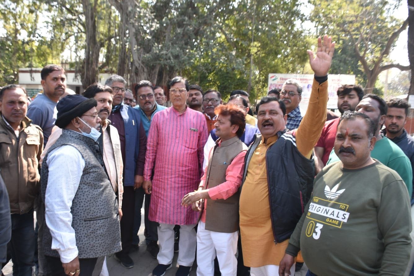 कचहरी परिसर में प्रशासन के खिलाफ नारेबाजी करते व्यापारी कचहरी परिसर में प्रशासन के खिलाफ नारेबाजी करते व्यापारी
