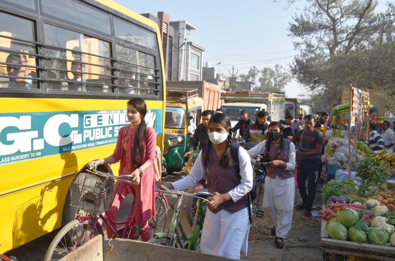 जाम में फंसी स्कूल जातीं साइकिल सवार छात्राएं जाम में फंसी स्कूल जातीं साइकिल सवार छात्राएं