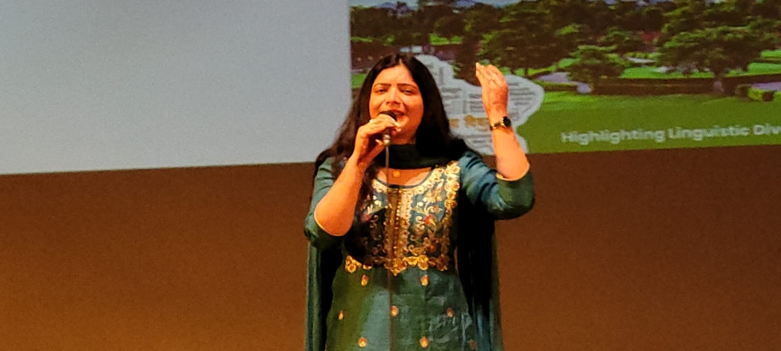 मातृभाषा कार्यक्रम से पहले ज्जोती प्रजलित करते मुख्य अतिथि व कार्यक्रम करते डोगरी कलाकार मातृभाषा कार्यक्रम से पहले ज्जोती प्रजलित करते मुख्य अतिथि व कार्यक्रम करते डोगरी कलाकार