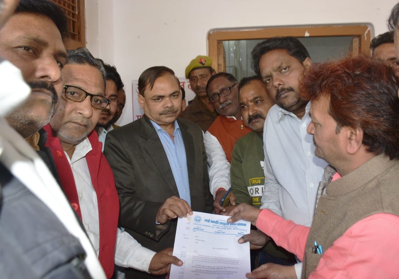 सिटी मजिस्ट्रेट को ज्ञापन सौंपते व्यापार प्रतिनिधि मंडल के जिलाध्यक्ष संतोष चौहान व अन्य सिटी मजिस्ट्रेट को ज्ञापन सौंपते व्यापार प्रतिनिधि मंडल के जिलाध्यक्ष संतोष चौहान व अन्य