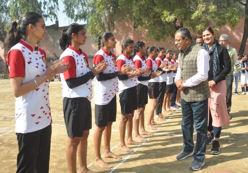 पानीपत। खिलाड़ियों को मैच से पहले आर्शीवाद देते हुए प्राचार्य अनुपम अरोड़ा व साथ में अन्य। पानीपत। खिलाड़ियों को मैच से पहले आर्शीवाद देते हुए प्राचार्य अनुपम अरोड़ा व साथ में अन्य।