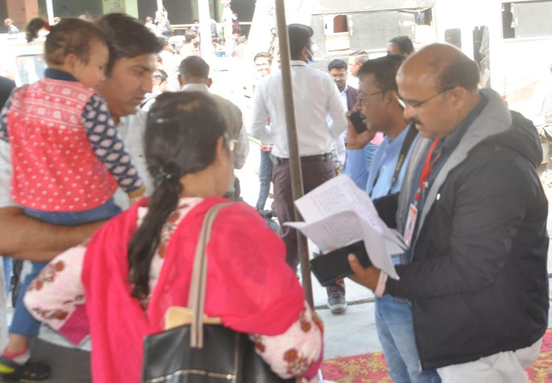 सीडीओ से अपनी परेशानी बयां करती महिला मतदान कर्मी और साथ में बच्चा संभाले पति। सीडीओ से अपनी परेशानी बयां करती महिला मतदान कर्मी और साथ में बच्चा संभाले पति।