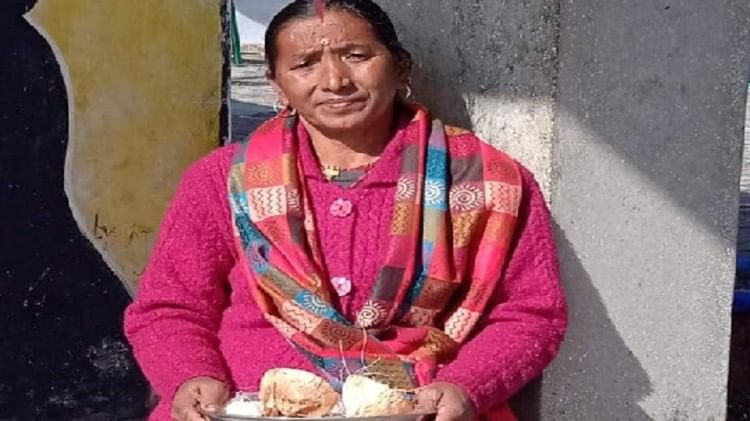 योगी की जीत के लिए प्रार्थना: भाई के लिए चिंतित हैं शशि पयाल, अपनी फूल-प्रसाद की दुकान पर आने वाले भक्तों से पूछती हैं…