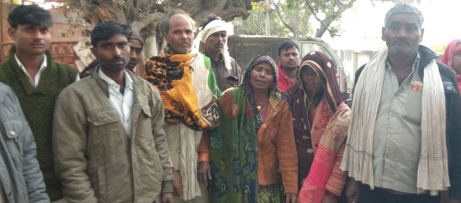 थाने में मृतका के गमगीन खड़े माता पिता और मायके पक्ष के परिजन। संवाद थाने में मृतका के गमगीन खड़े माता पिता और मायके पक्ष के परिजन। संवाद