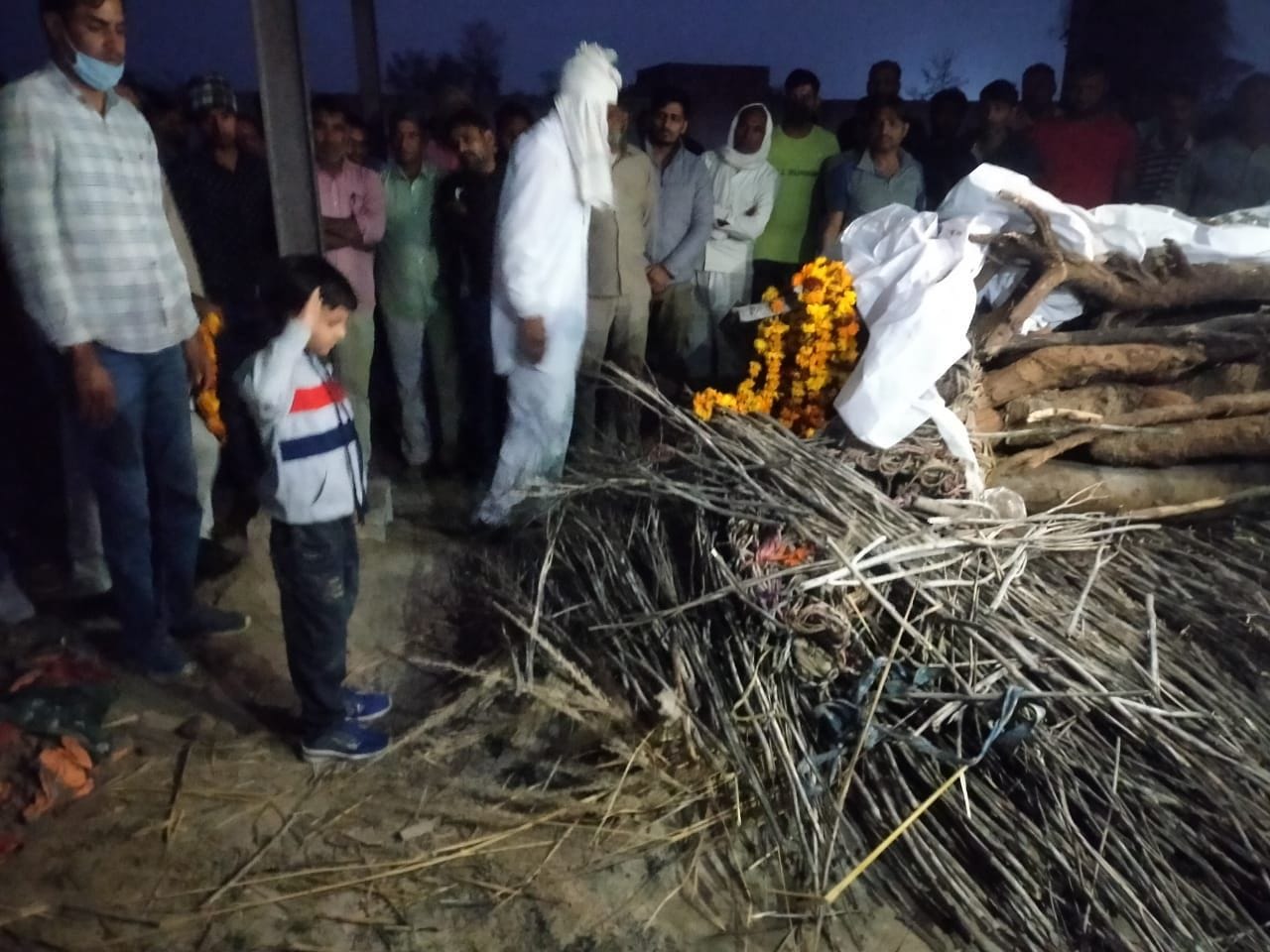 अपने पिता धर्मेंद्र को अंतिम सलामी देता आठ वर्षीय बेटा। संवाद