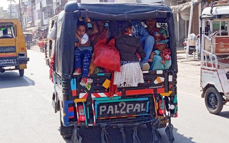 अशोक नगर बस स्टैंड से सवारियां बैठाकर निकलता आटो। संवाद