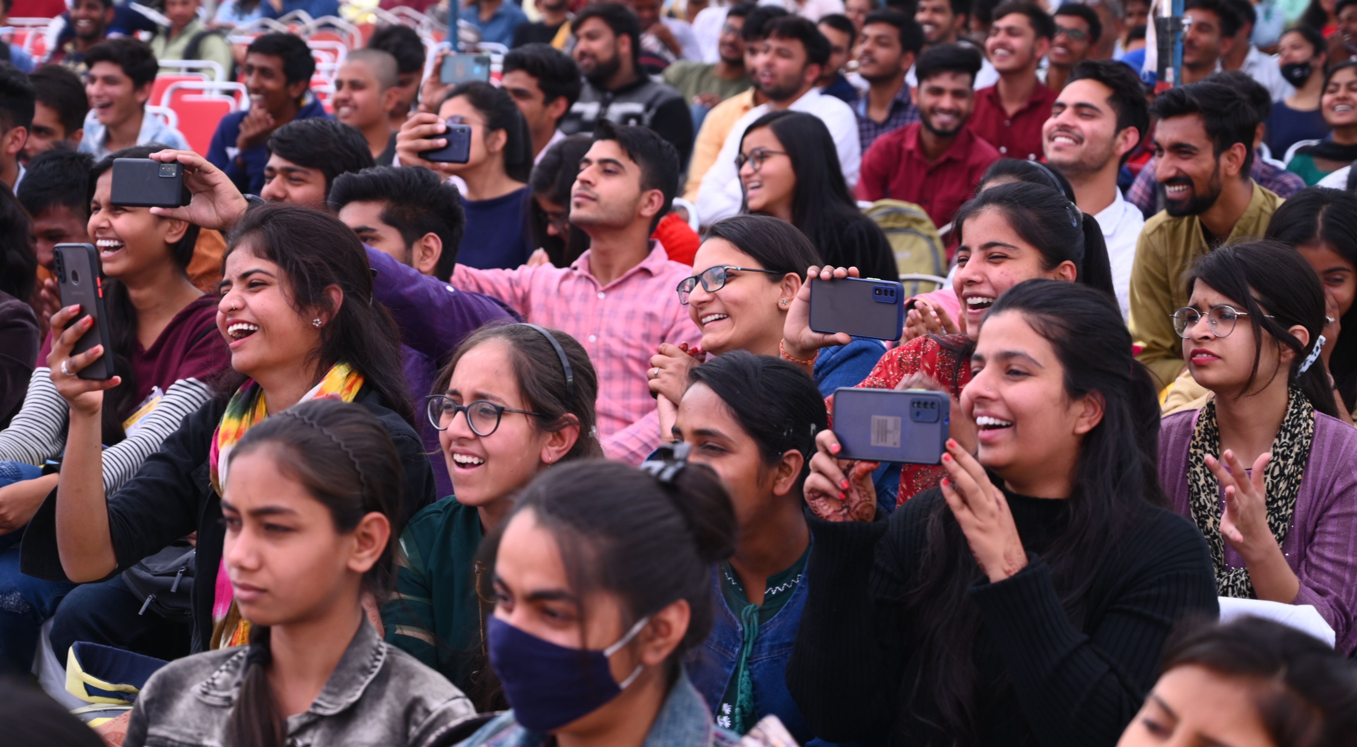 युवा महोत्सव कार्यक्रम को अपने मोबाइल में कैद करते विद्यार्थी। संवाद