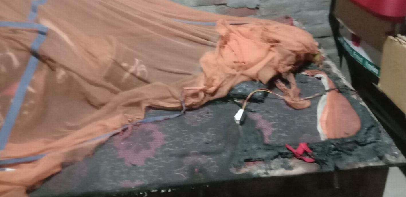 दिनेशपुर में आग से जला बिस्तर। दिनेशपुर में आग से जला बिस्तर।