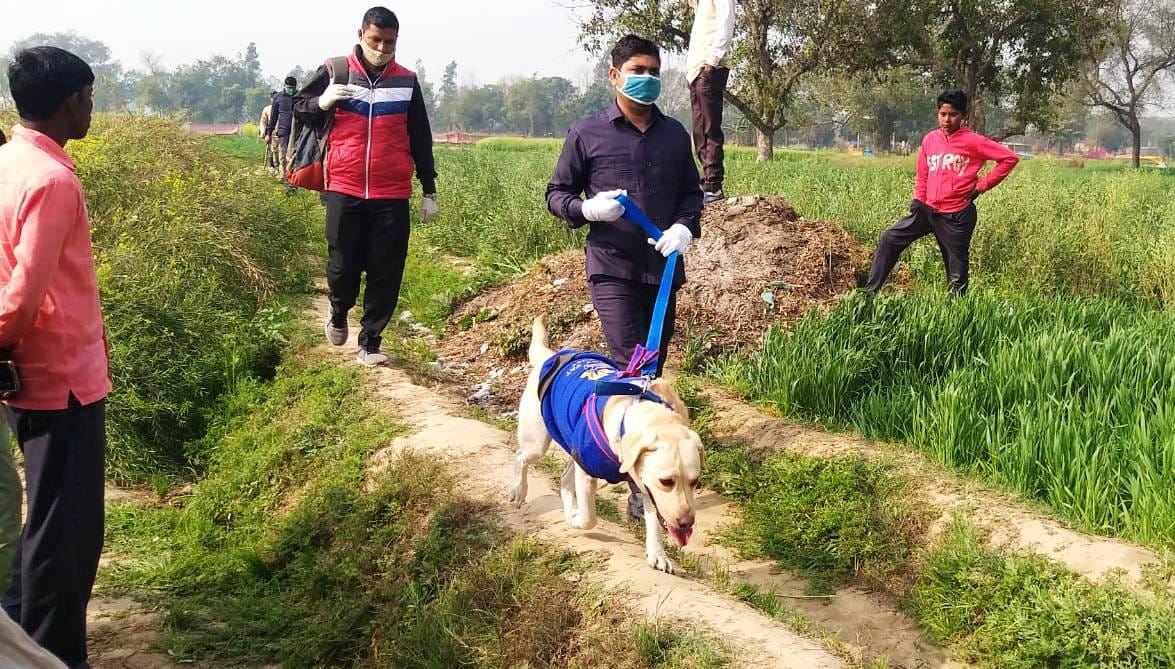 कासगंज के ग्राम भैंसोरा बुर्जुग में ग्रामीण की मौत के बाद हत्या के बारे में जांच की डॉग स्कावयड ट? कासगंज के ग्राम भैंसोरा बुर्जुग में ग्रामीण की मौत के बाद हत्या के बारे में जांच की डॉग स्कावयड ट?