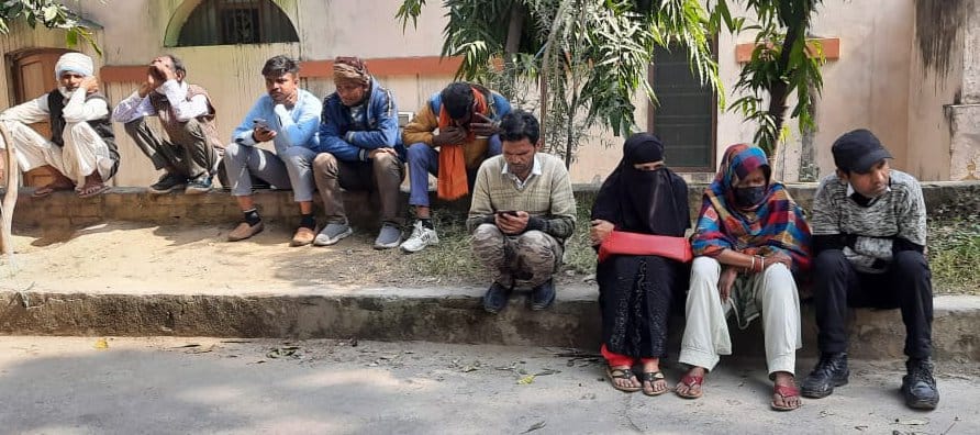 कचहरी में बैठे वादकारी। कचहरी में बैठे वादकारी।