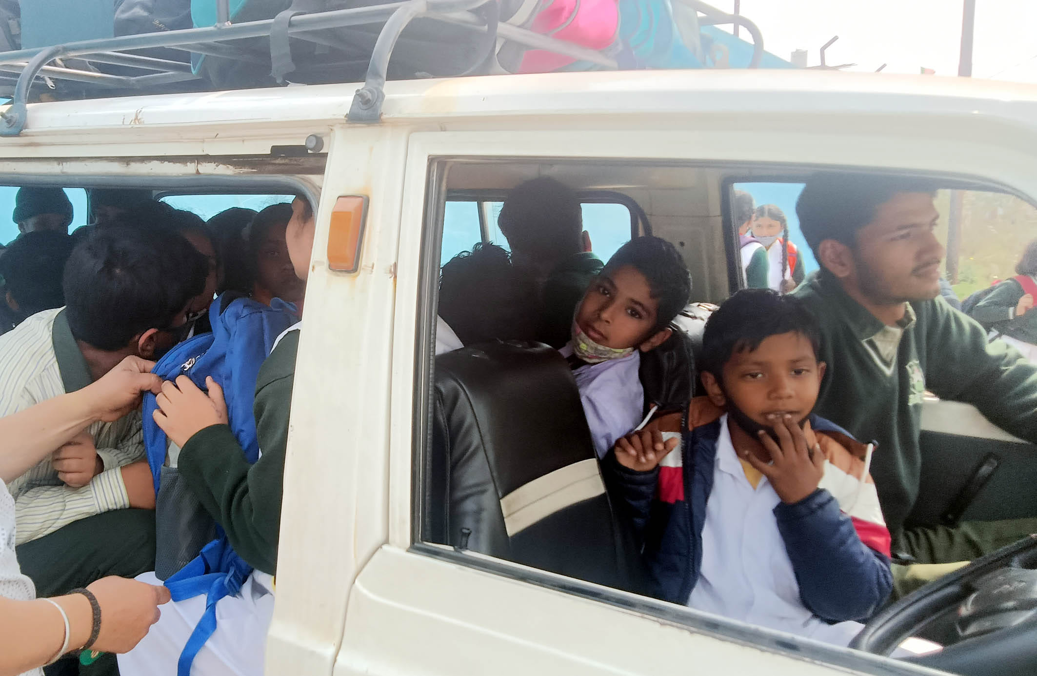 गढ़ के एक स्कूल के बच्चे, वेन में क्षमता से अधिक संख्या में बैठे हुए। गढ़ के एक स्कूल के बच्चे, वेन में क्षमता से अधिक संख्या में बैठे हुए।