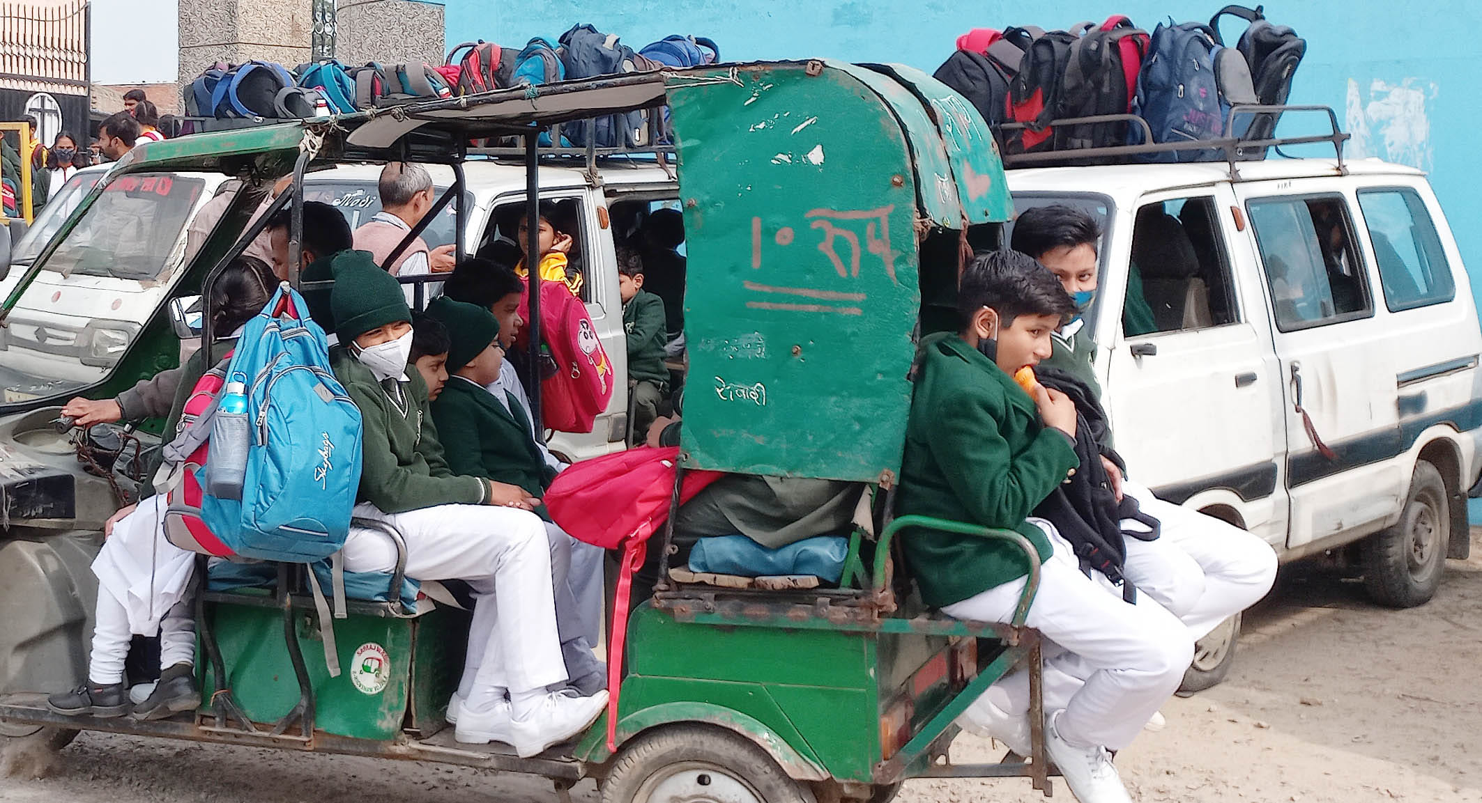 गढ़ में ई रिक्शा में सवार होकर जाते स्कूली बच्चे। गढ़ में ई रिक्शा में सवार होकर जाते स्कूली बच्चे।