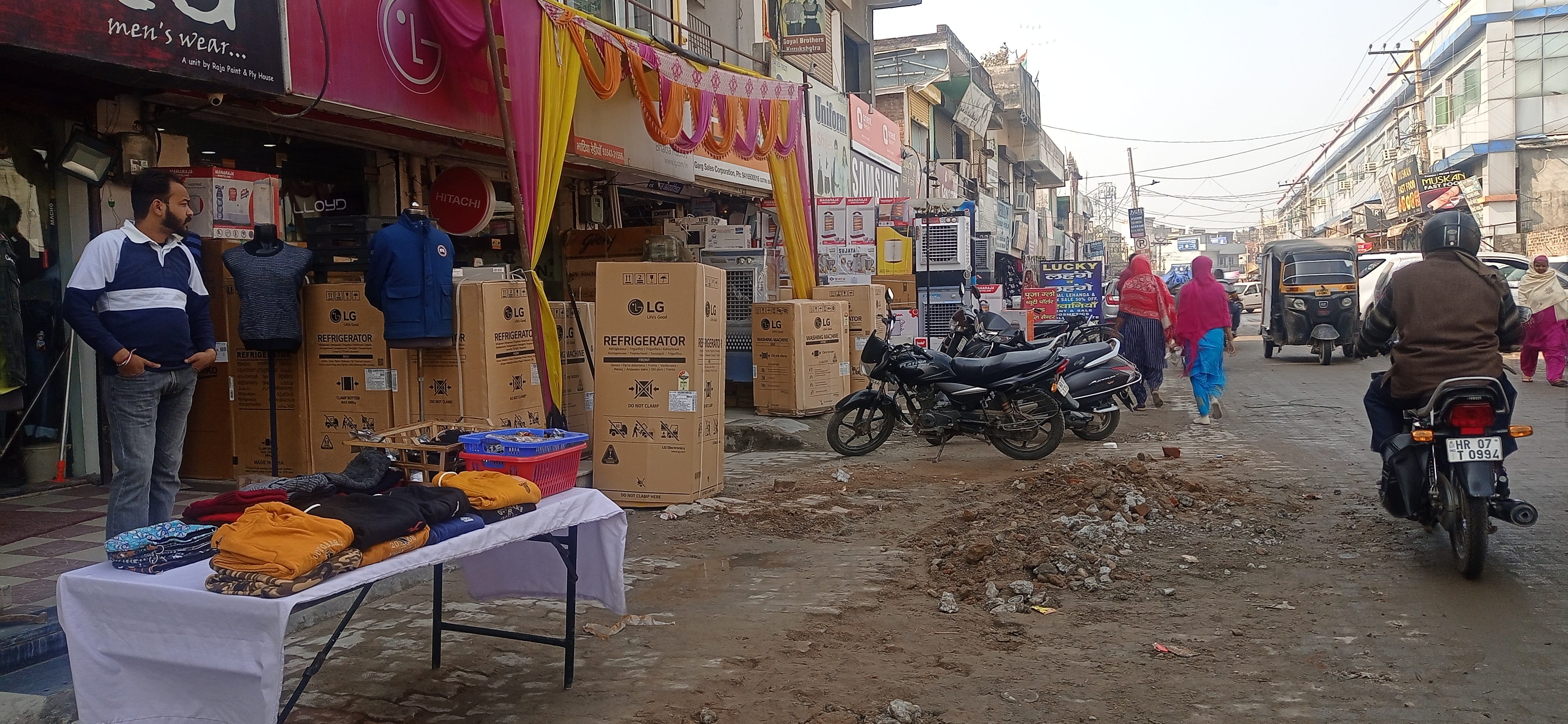 नगर परिषद के सामने वाली मार्केट में सड़क पर किया गया अतिक्रमण। संवाद नगर परिषद के सामने वाली मार्केट में सड़क पर किया गया अतिक्रमण। संवाद
