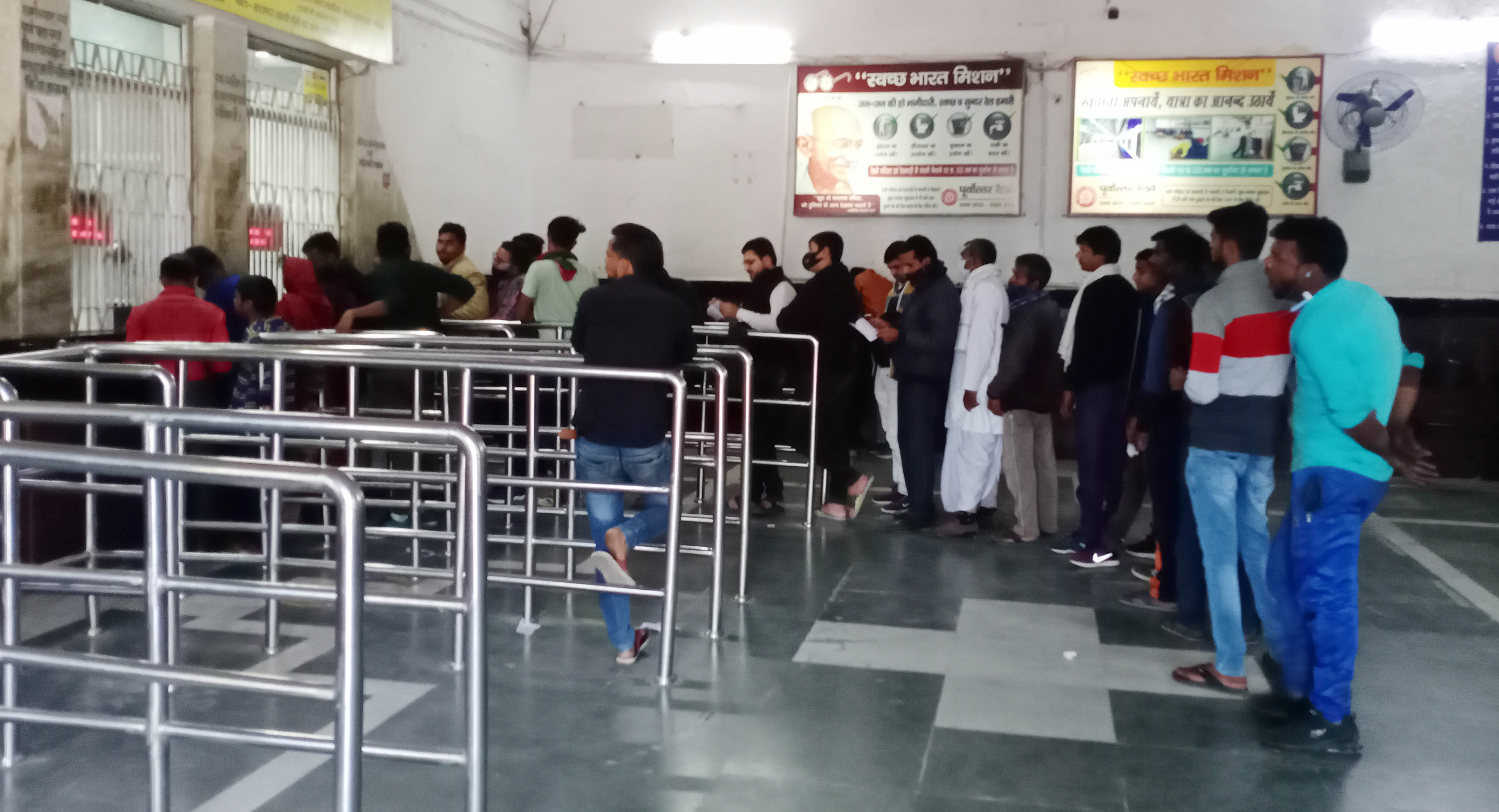 रेलवे स्टेशन स्थित आरक्षण केंद्र पर टिकट बुक कराने के लिए लगी लंबी कतार। संवाद रेलवे स्टेशन स्थित आरक्षण केंद्र पर टिकट बुक कराने के लिए लगी लंबी कतार। संवाद