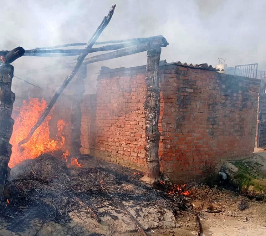 काशीपुर के ग्राम पैगा में झोपडिय़ों में लगी आग। काशीपुर के ग्राम पैगा में झोपडिय़ों में लगी आग।