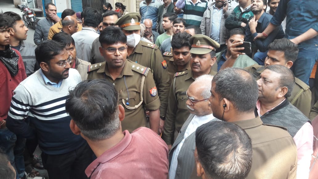 खतौली में हंगामें की सूचना पर व्यापारियों के बीच पहुंचे कोतवाल। खतौली में हंगामें की सूचना पर व्यापारियों के बीच पहुंचे कोतवाल।
