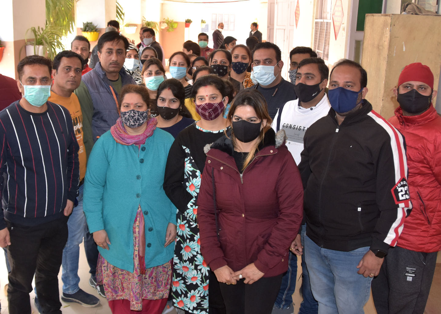 स्कूली बच्चो की ऑनलाइन परीक्षा कराने की मांग को लेकर डीएम कार्यालय पर ज्ञापन देने पहुंचे सभी स्क?