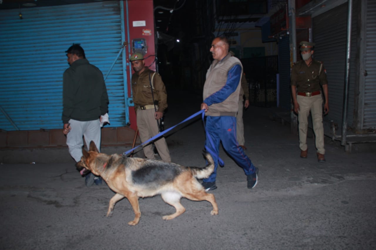 कंजरी सराय स्थित कटरा पुरन जाट वाली गली में घर में नौकर को बंधक बनाकर लूट करने के बाद मौके पर पहोंच