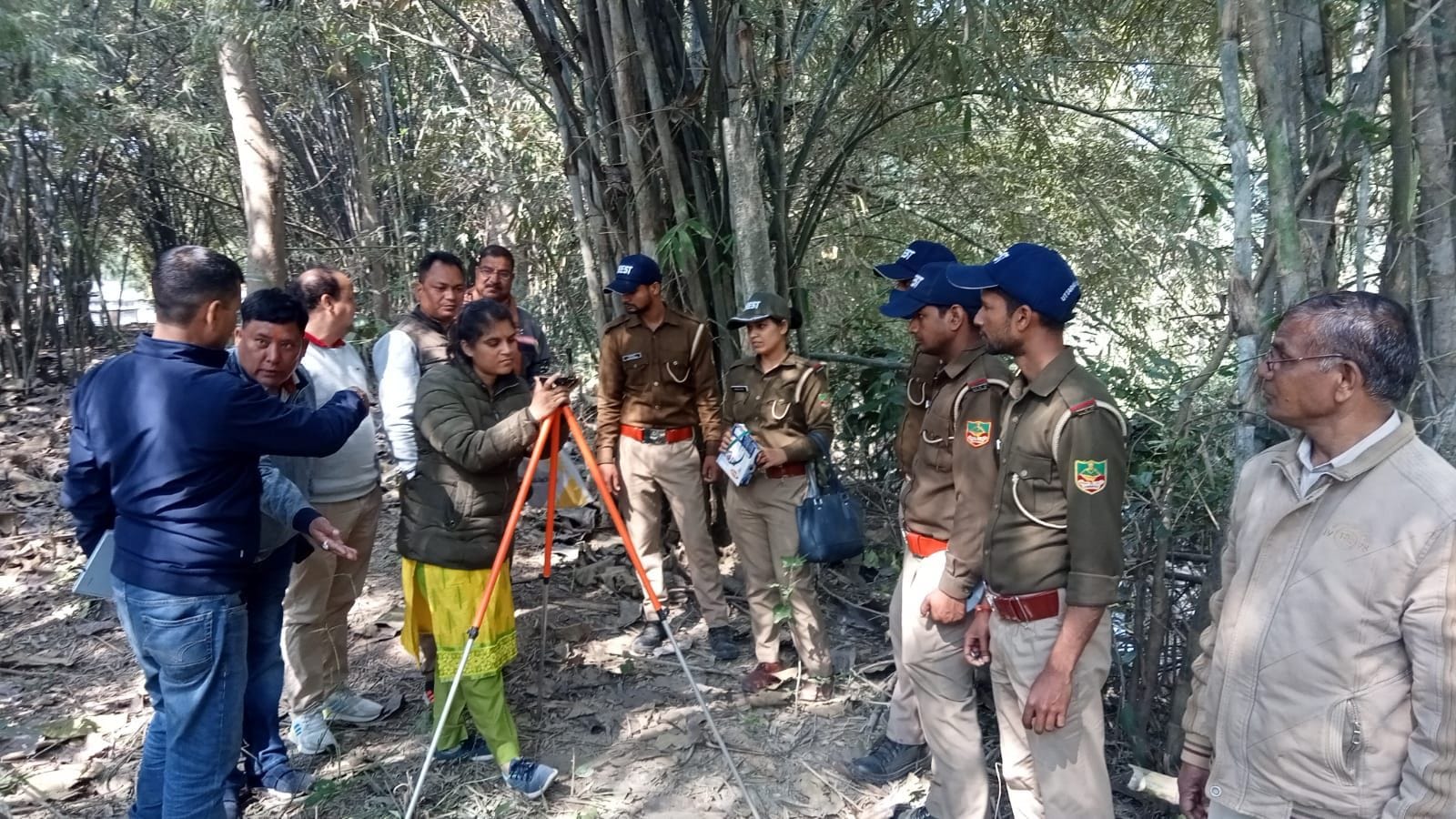 खटीमा में लोहियाहेड रोड पर जंगल सीमा पर वन भूमि पर हुए अतिक्रमण की भूमि का सर्वे करती सर्वेयर टीम? खटीमा में लोहियाहेड रोड पर जंगल सीमा पर वन भूमि पर हुए अतिक्रमण की भूमि का सर्वे करती सर्वेयर टीम?