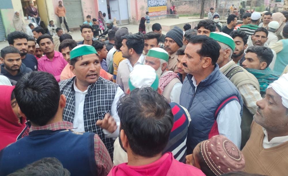 चरथावल के  नगला राई में तौल बंद होने पर हंगामा करते किसान।