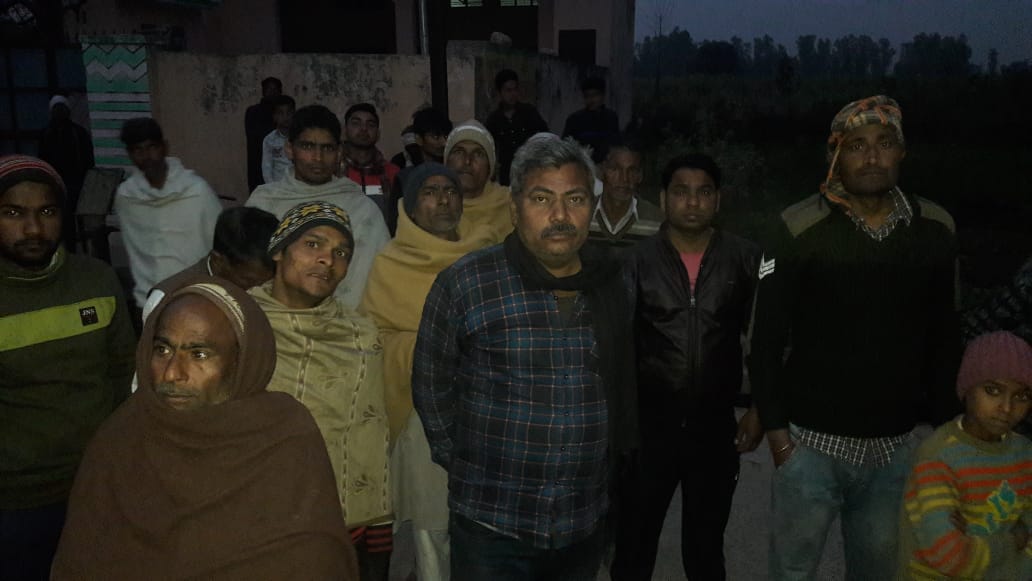 खतौली क्षेत्र के गांव जसौला के जंगल में मिले शव के बाद खड़ी भीड़। खतौली क्षेत्र के गांव जसौला के जंगल में मिले शव के बाद खड़ी भीड़।