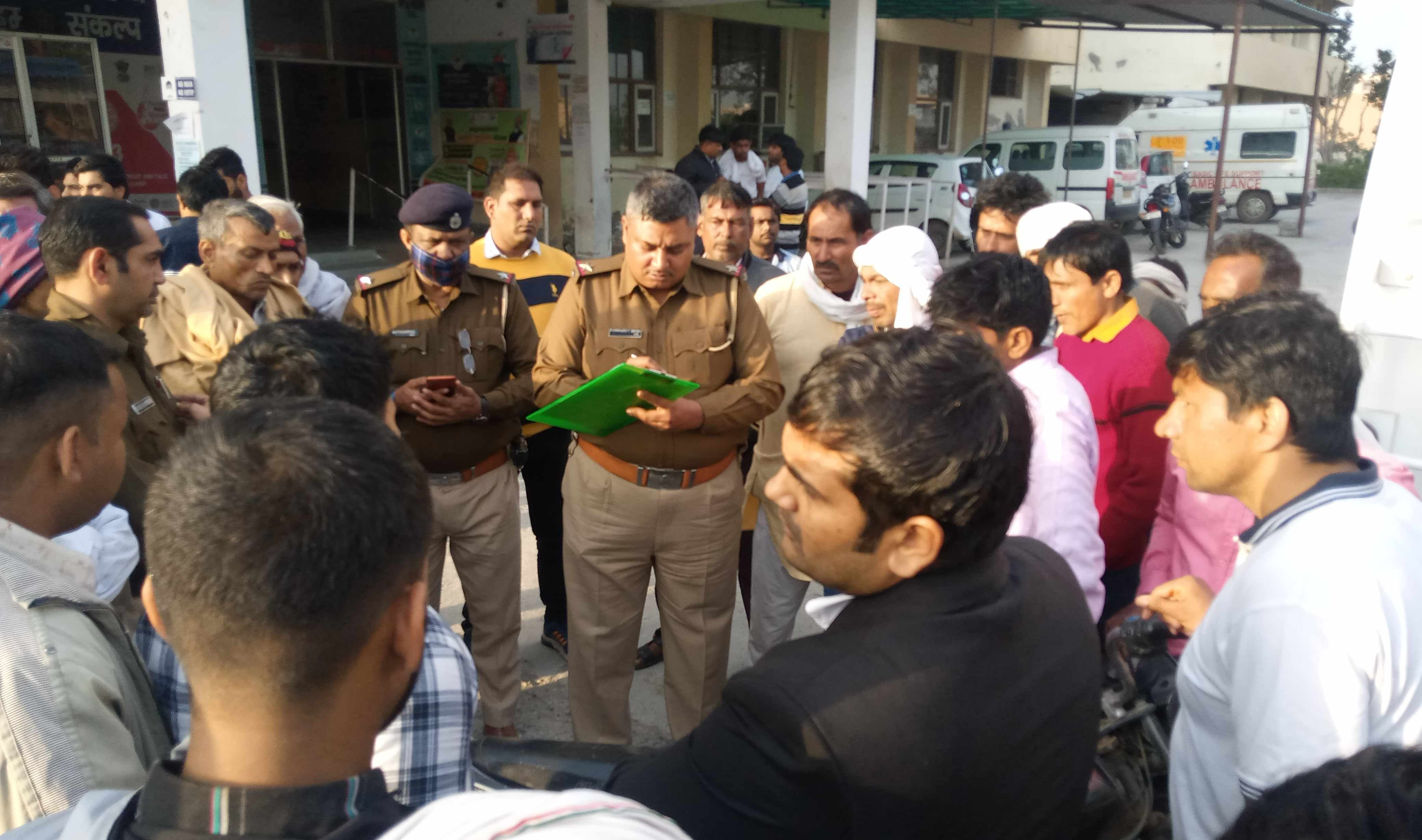 करंट लगने से युवक की मौत मामले में ग्रामीणों से पूछताछ करते पुलिसकर्मी। संवाद