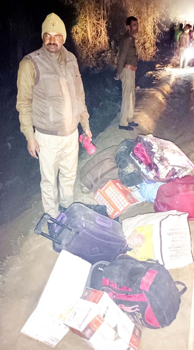 यात्रियों के सामान की सुरक्षा करता पुलिसकर्मी