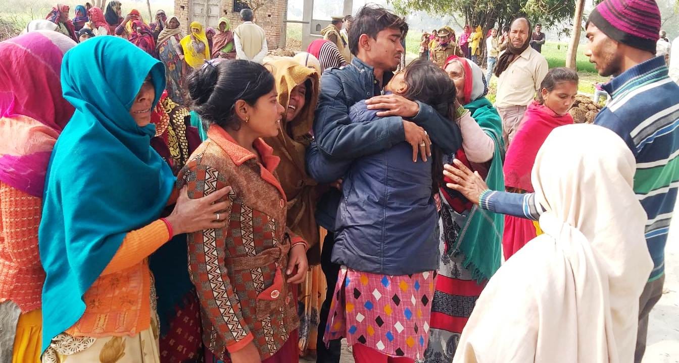 कासगंज के भैंसोरा में ग्रामीण होरीलाल की मौत के बाद रोते बिलखते परिवारीजन । कासगंज के भैंसोरा में ग्रामीण होरीलाल की मौत के बाद रोते बिलखते परिवारीजन ।