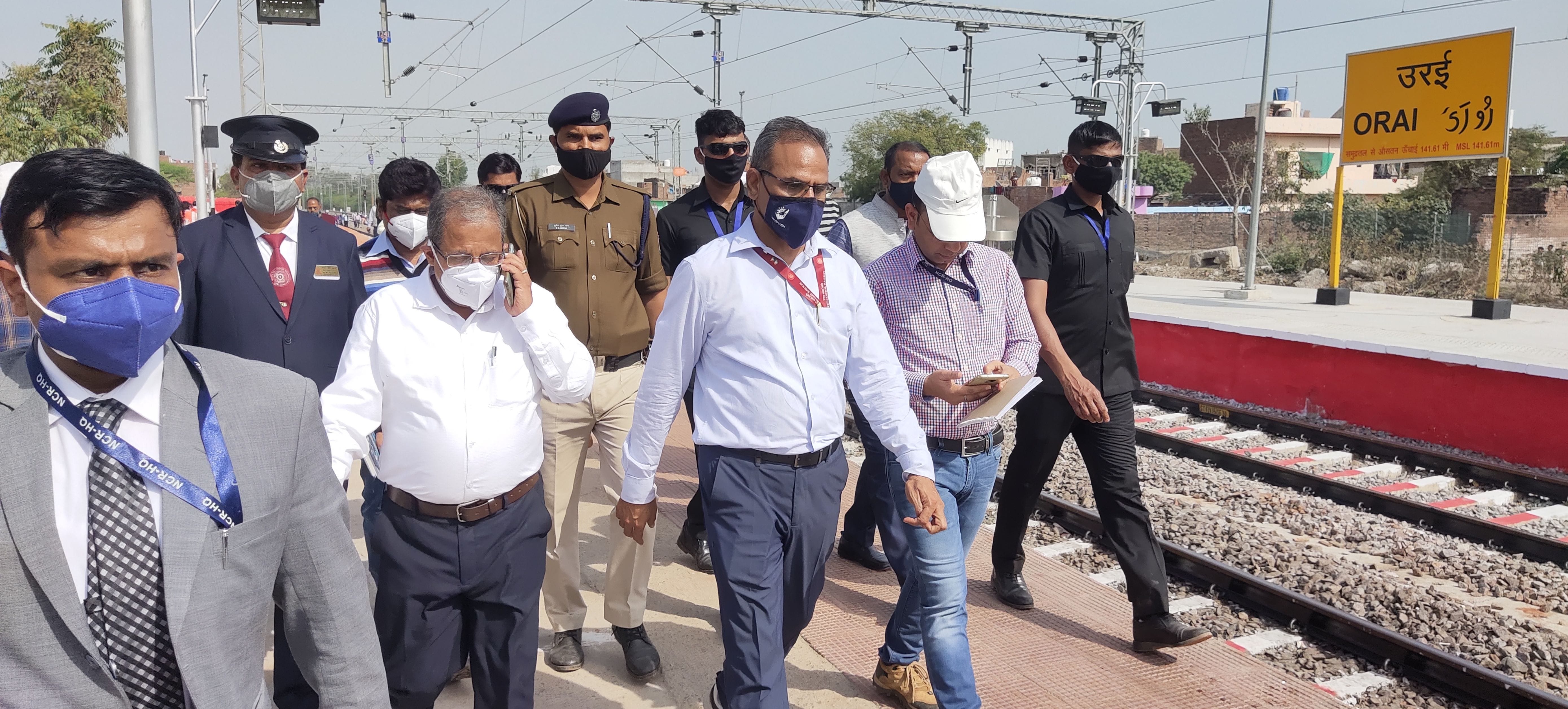 उरई रेलवे स्टेशन पर निरीक्षण करते जीएम एनसीआर प्रयागराज प्रमोद कुमार