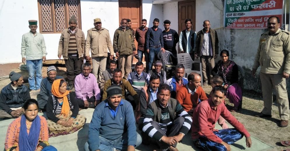 टिहरी वन रेंज के चापड़ा में वनाग्नि रोकने को जानकारी देते कर्मी। टिहरी वन रेंज के चापड़ा में वनाग्नि रोकने को जानकारी देते कर्मी।