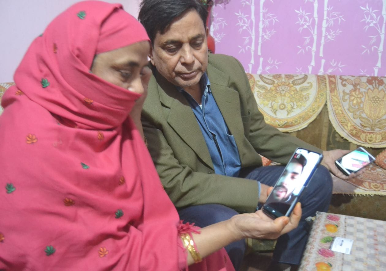 हापुड़। अपने आवास पर यूक्रेन में फंसे फैजल से विडिओ कॉल कर बात करते परिजन। संवाद हापुड़। अपने आवास पर यूक्रेन में फंसे फैजल से विडिओ कॉल कर बात करते परिजन। संवाद