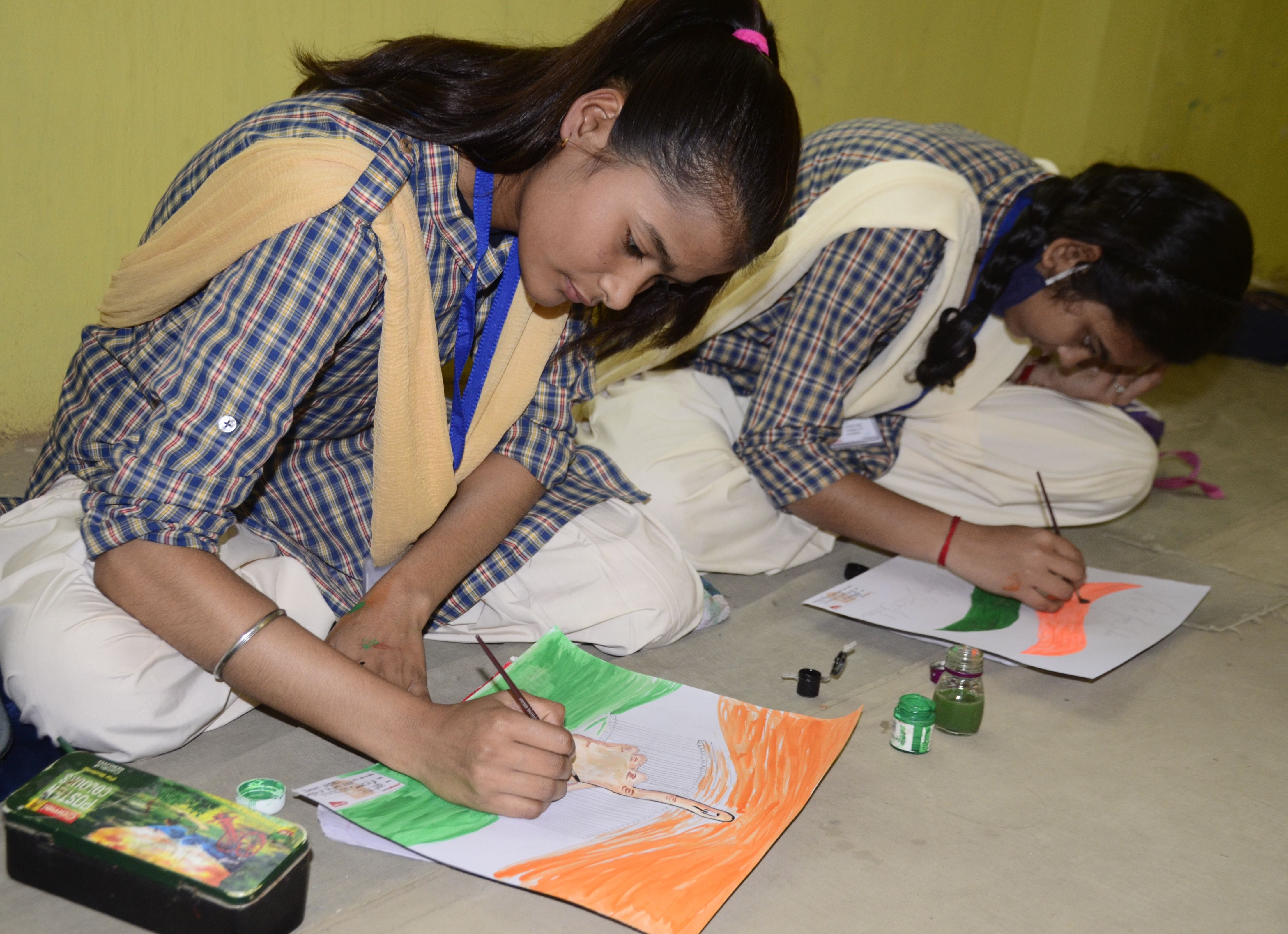 अमर उजाला फाउंडेशन द्वारा आयोजित मतदाता जागरूकता चित्रकला प्रतियोगिता में प्रतिभाग करती छात्र अमर उजाला फाउंडेशन द्वारा आयोजित मतदाता जागरूकता चित्रकला प्रतियोगिता में प्रतिभाग करती छात्र