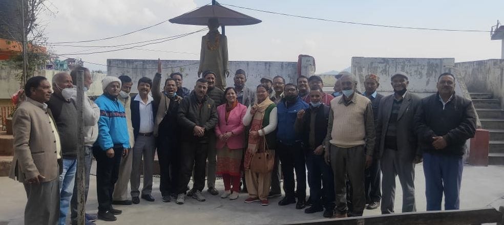 अल्मोड़ा के जिला पंचायत परिसर स्थित धौनी की प्रतिमा पर पुष्पांजलि अर्पित करते सालम समिति के पदा? अल्मोड़ा के जिला पंचायत परिसर स्थित धौनी की प्रतिमा पर पुष्पांजलि अर्पित करते सालम समिति के पदा?
