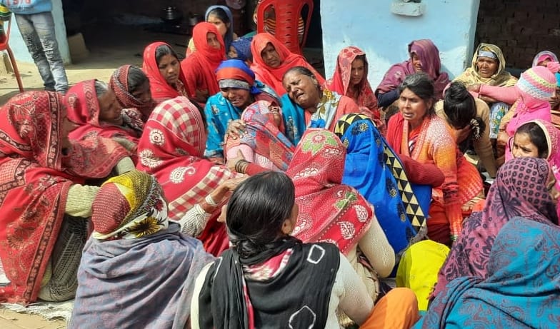 अफजलगढ़ के गांव भूतपुरी में विलाप करते दुर्घटना में मरे छात्र के परिजन।