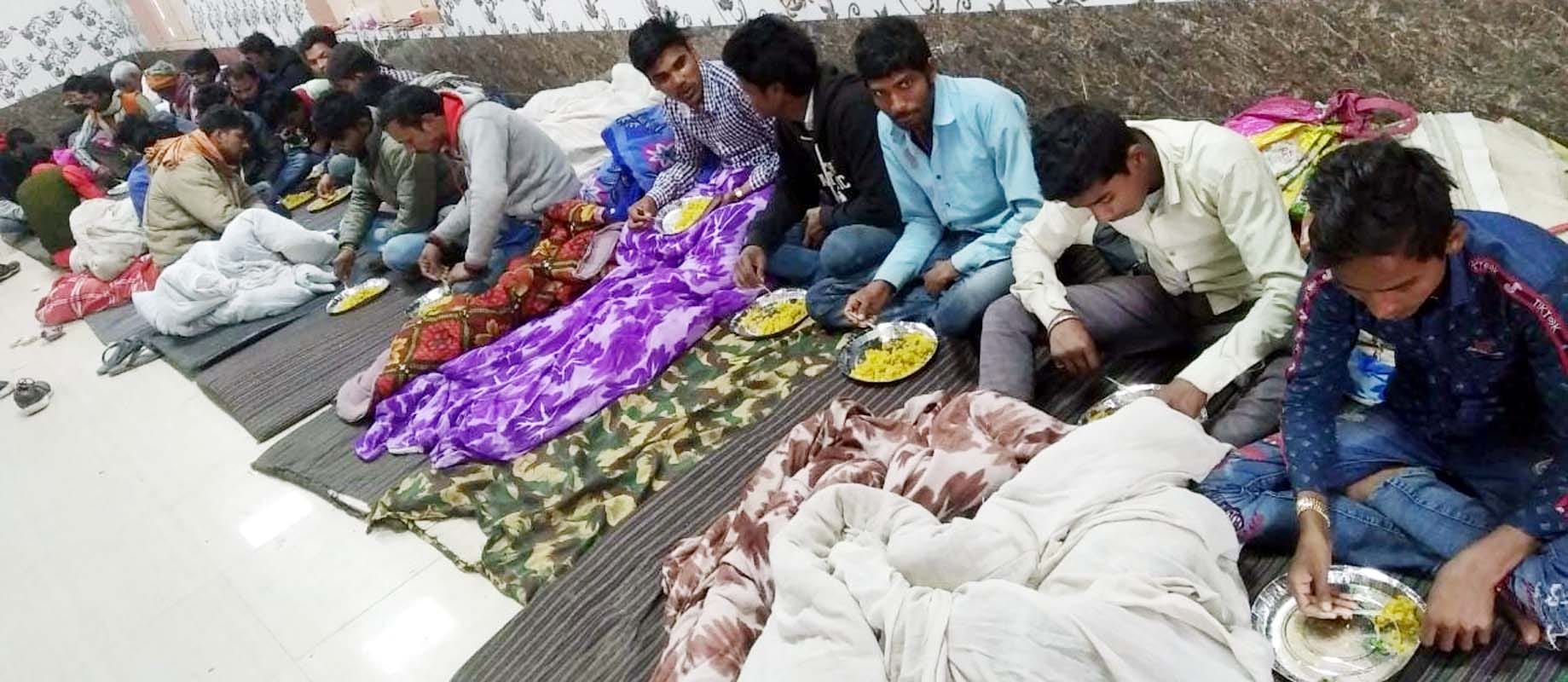 पुवायां में रूके बिहार के यात्री रात में भोजन करते हुए पुवायां में रूके बिहार के यात्री रात में भोजन करते हुए