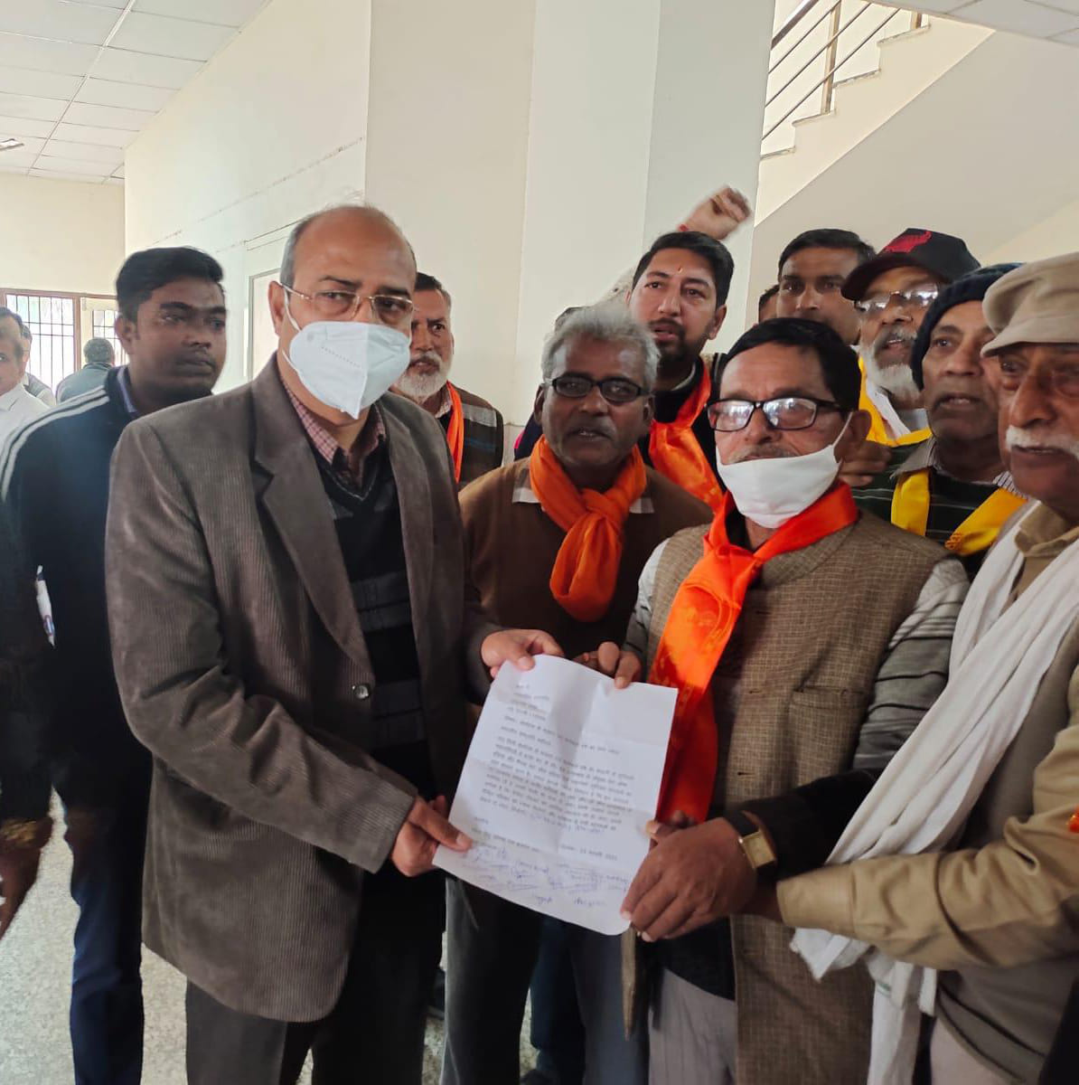 विशव हिंदू परिषद व बजरंग दल के सदस्य अधिकारी को राष्टपति के नाम ज्ञापन सौंपते हुए