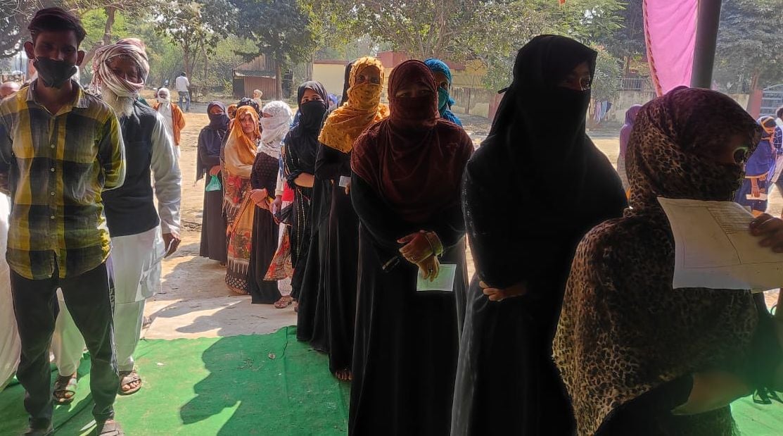 मंडी समिति जहानाबाद में मतदान के लिए लाइन में खड़े मतदाता। संवाद मंडी समिति जहानाबाद में मतदान के लिए लाइन में खड़े मतदाता। संवाद