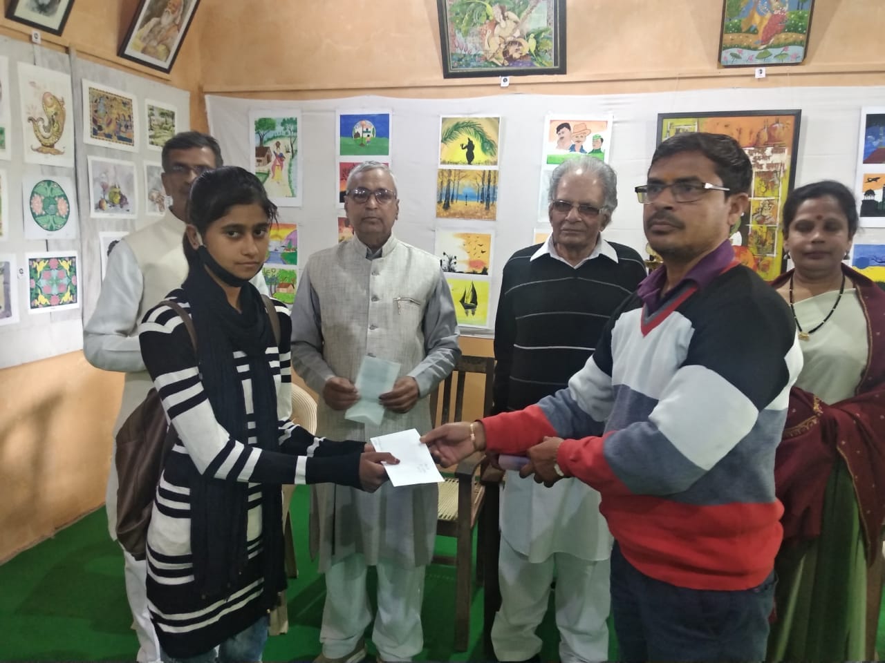 चित्रकला प्रदर्शनी के समापन समारोह में प्रतिभागी को पुरस्कृत करते अतिथि चित्रकला प्रदर्शनी के समापन समारोह में प्रतिभागी को पुरस्कृत करते अतिथि