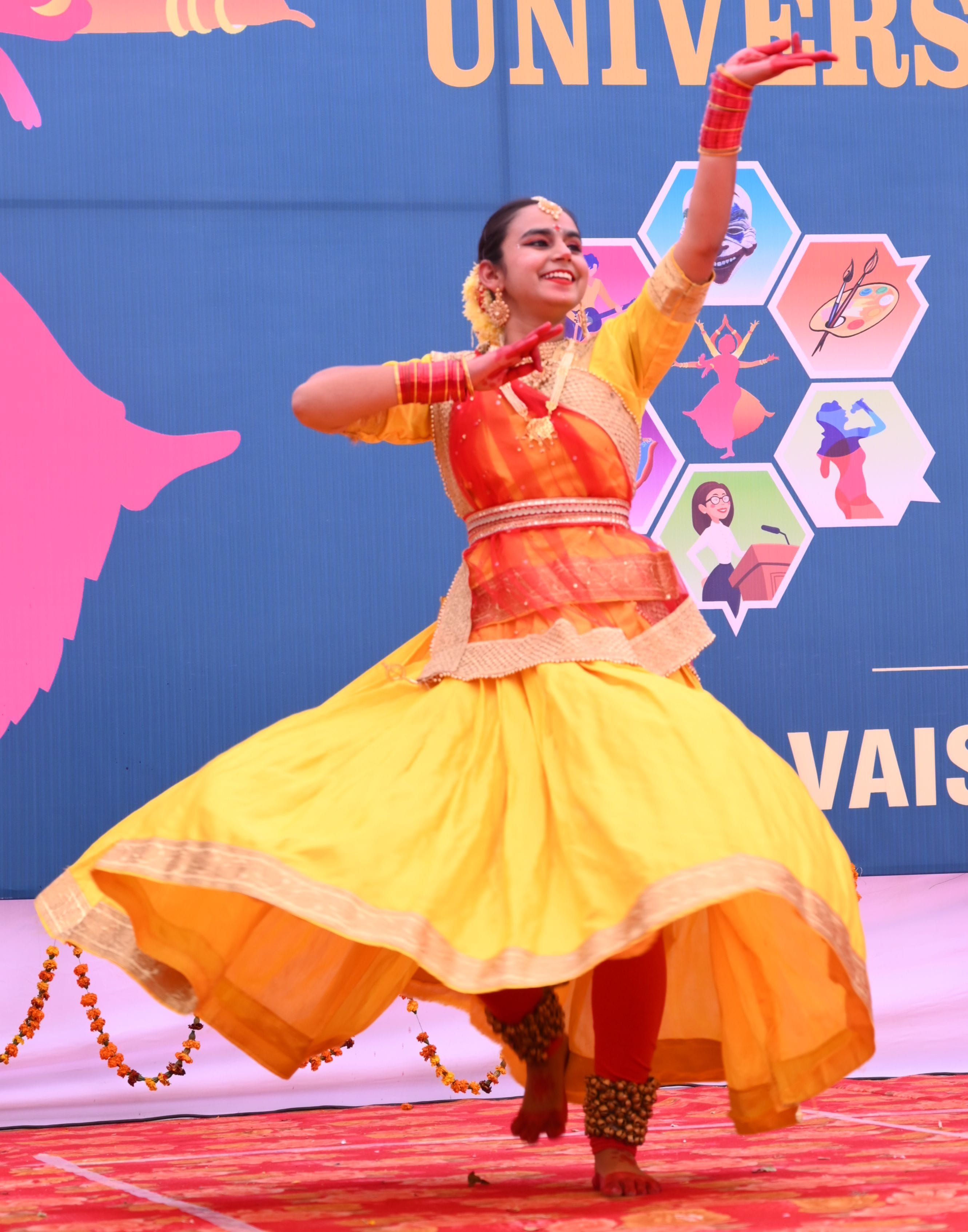 वैश्य महाविद्यालय में आयोजित युवा महोत्सव में शास्त्रीय नृत्य प्रस्तुत करती छात्रा अन्नू। संव? वैश्य महाविद्यालय में आयोजित युवा महोत्सव में शास्त्रीय नृत्य प्रस्तुत करती छात्रा अन्नू। संव?