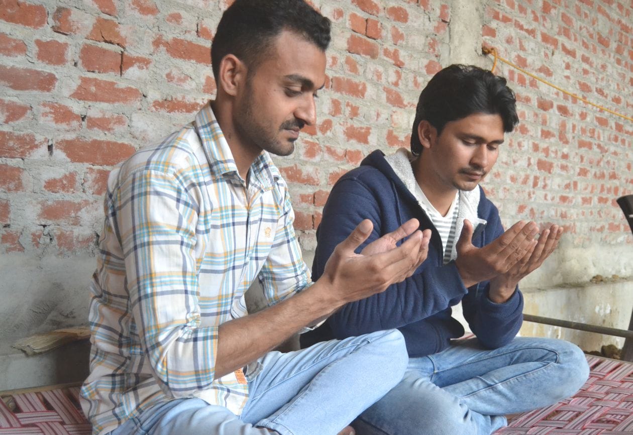सलामती की दुआ---बुलंदशहर रोड अपने आवास पर यूक्रेन में फंसे अपने भाई नदीम सैफी समेत वहां पढ़ाई कर रह सलामती की दुआ---बुलंदशहर रोड अपने आवास पर यूक्रेन में फंसे अपने भाई नदीम सैफी समेत वहां पढ़ाई कर रह