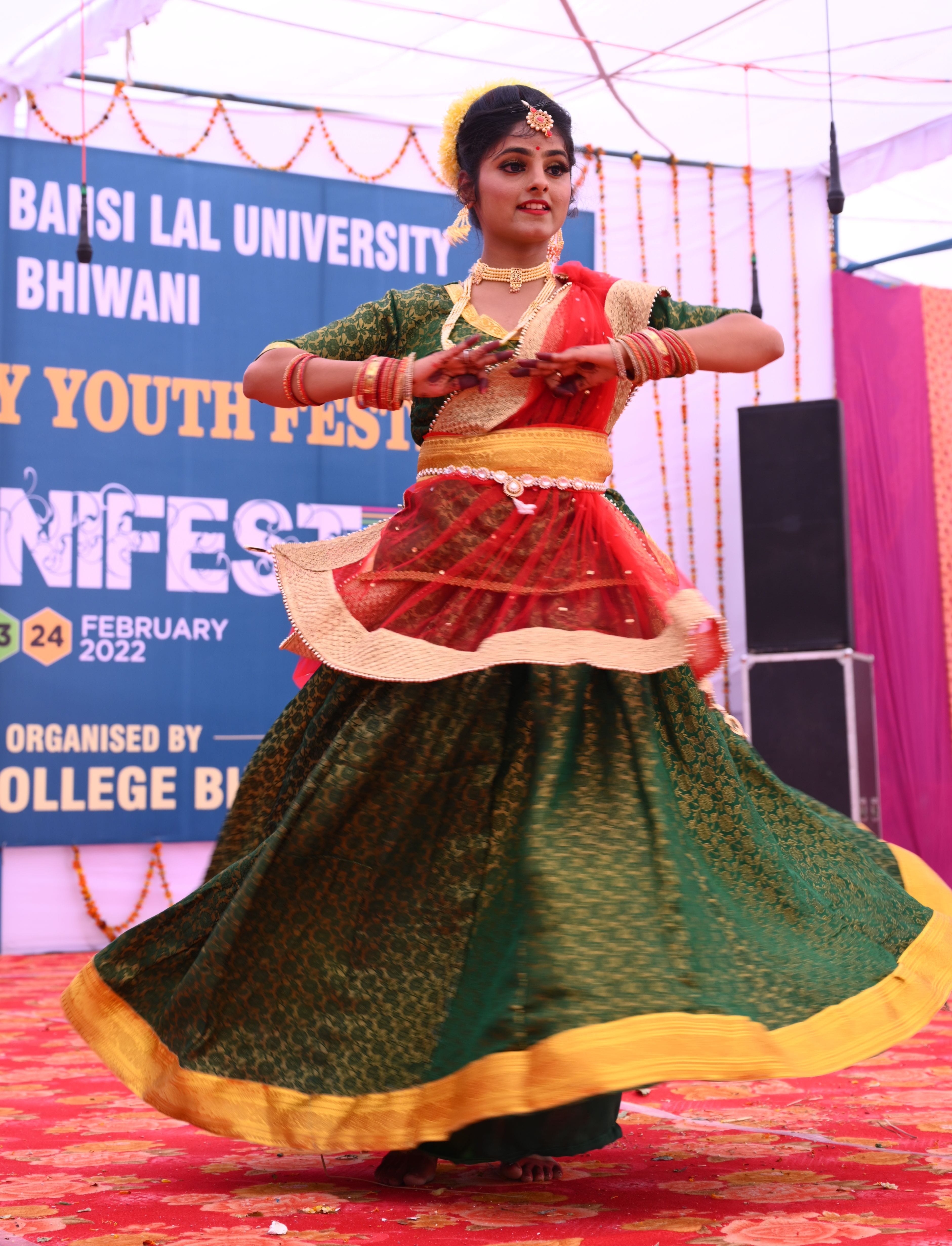 वैश्य महाविद्यालय में आयोजित युवा महोत्सव में शास्त्रीय नृत्य प्रस्तुत करती छात्रा। संवाद वैश्य महाविद्यालय में आयोजित युवा महोत्सव में शास्त्रीय नृत्य प्रस्तुत करती छात्रा। संवाद
