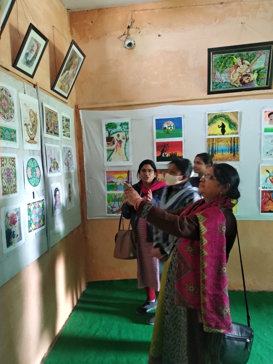 चित्रकला प्रतियोगिता का अवलोकन करती महिलाएं चित्रकला प्रतियोगिता का अवलोकन करती महिलाएं