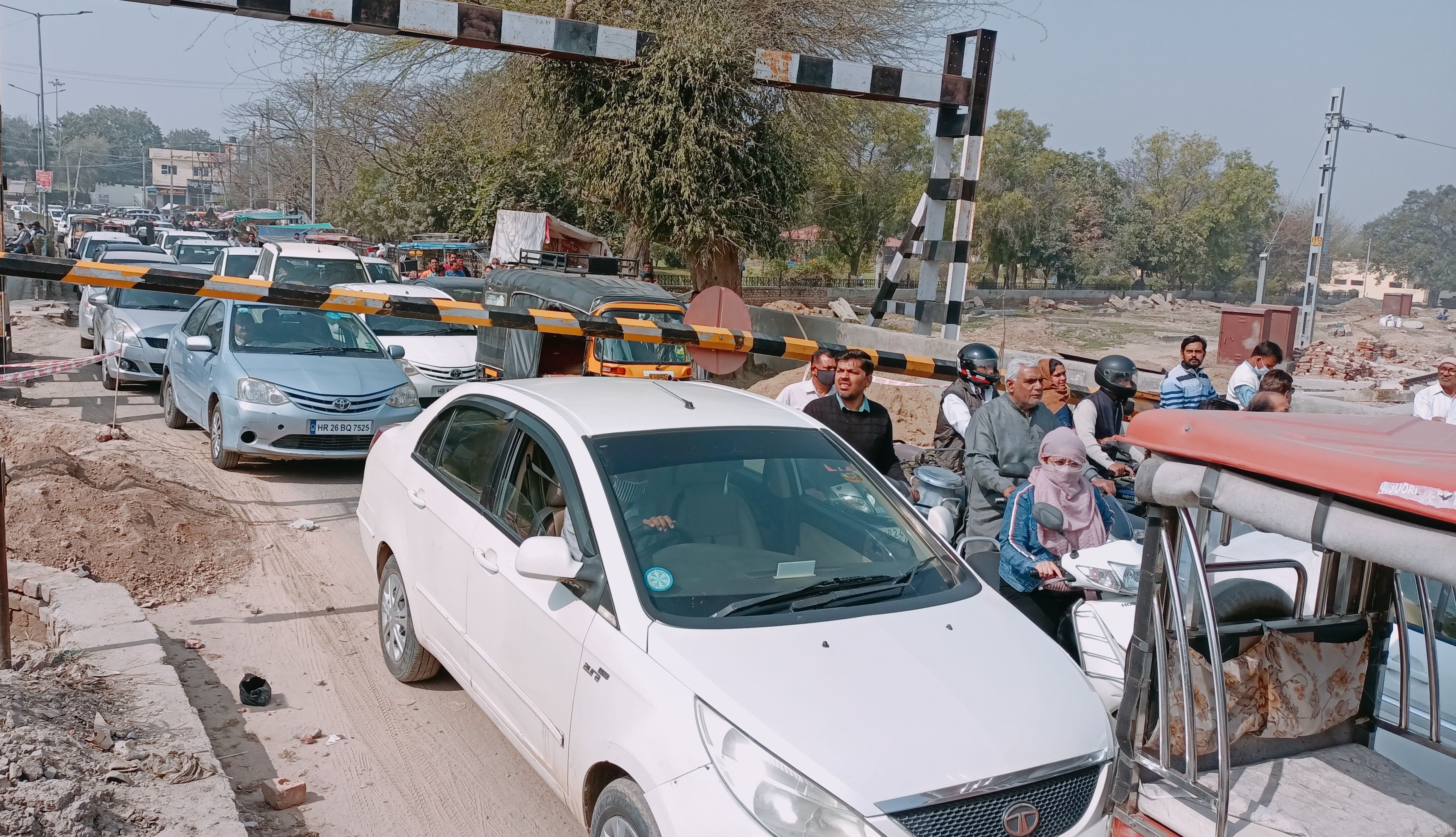 जिन्हें जल्दी थी, वही बुरे फंसे बेचारे... कल्पना कीजिए कोई रेलवे फाटक के बीचों-बीच वाहनों के साथ फं जिन्हें जल्दी थी, वही बुरे फंसे बेचारे... कल्पना कीजिए कोई रेलवे फाटक के बीचों-बीच वाहनों के साथ फं