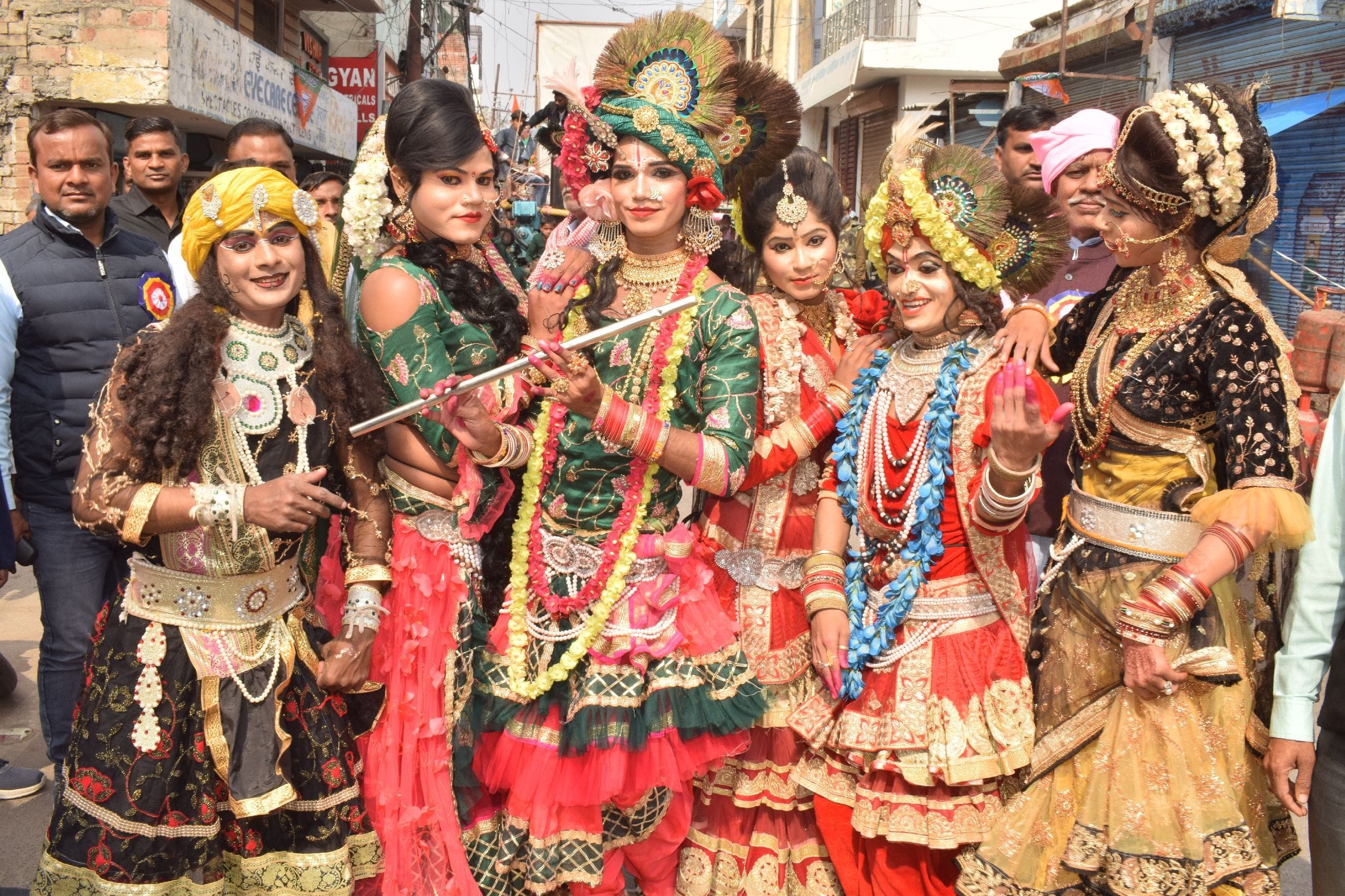 शाहजहांपुर में संत गाडगे की जयंती निकाली गई शोभा यात्रा में नृत्य करते स्वरुप । संवाद शाहजहांपुर में संत गाडगे की जयंती निकाली गई शोभा यात्रा में नृत्य करते स्वरुप । संवाद